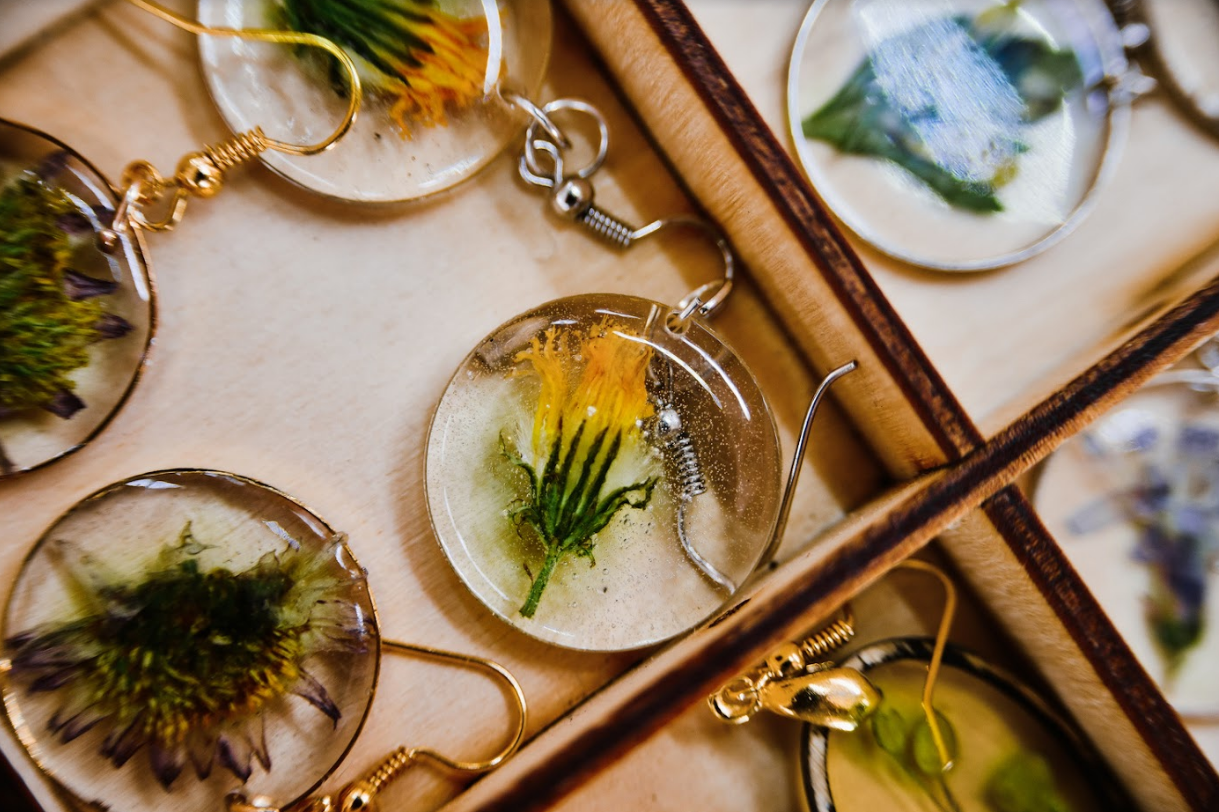 A 5-Step Guide To Creating Resin Jewelry | ArticleCube