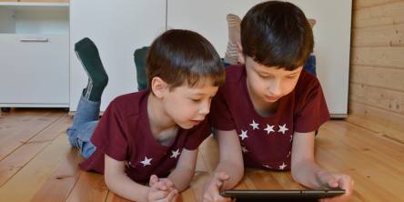 kids with tablet