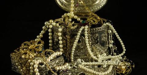 How to Rock Gold and Silver Jewelry Together (without looking a hot mess) How to Rock Gold and Silver Jewelry Together (without looking a hot mess)