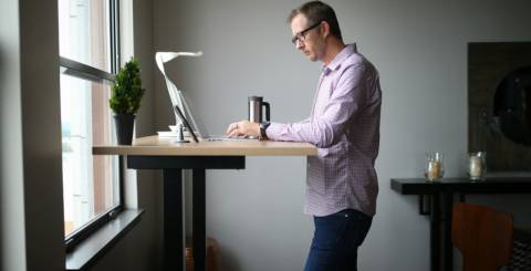 Manual standing desk
