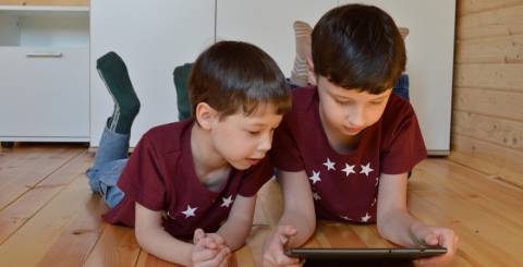 kids with tablet