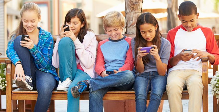 Is Your Child Experiencing A Phone Addiction Articlecube Is Your Child Experiencing A Phone Addiction Articlecube